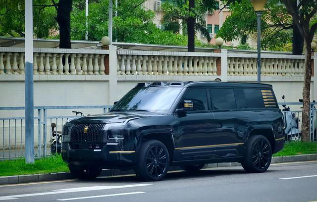 仰望U8L新車街邊曝光！24K金車標+對開天地門，6座設計+1197馬力