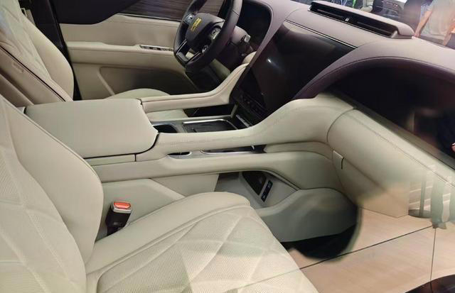 仰望U8L新車街邊曝光！24K金車標+對開天地門，6座設計+1197馬力
