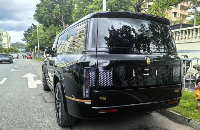 仰望U8L新車街邊曝光！24K金車標+對開天地門，6座設計+1197馬力