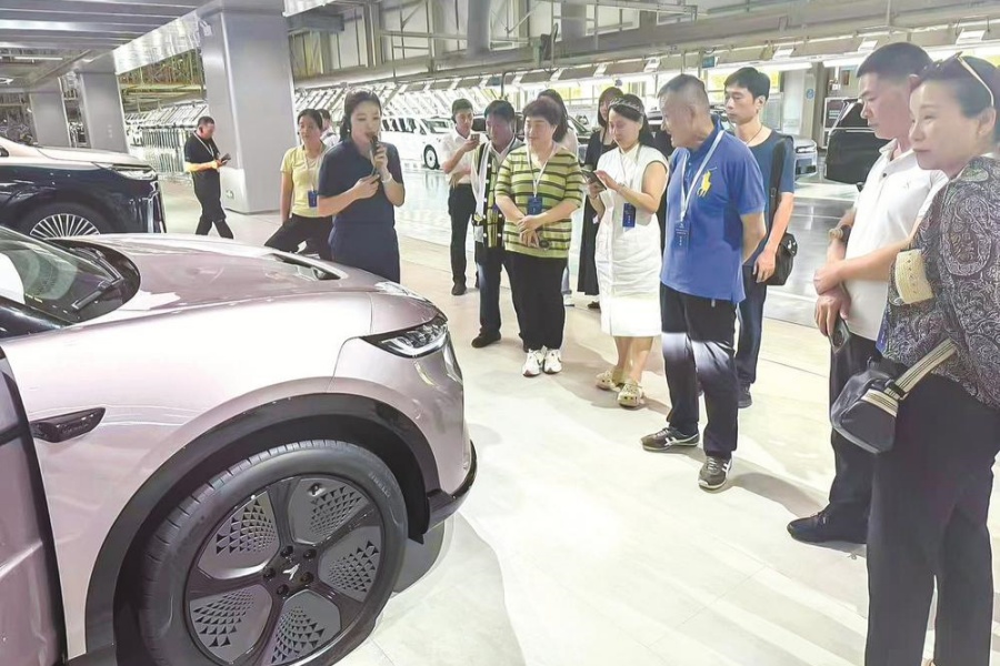 30名省部級以上勞模走進嵐圖汽車—— “在嵐圖看到了民族汽車工業崛起的希望”