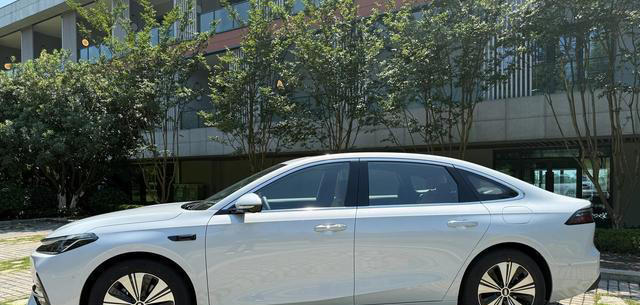 吉利銀河A7實車信息：尺寸對標帕薩特插混車價或進9萬檔
