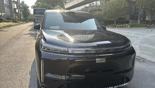 銀河M9實(shí)車亮相！機(jī)械門把手+雙腔空懸，續(xù)航超1500km，要賣爆？
