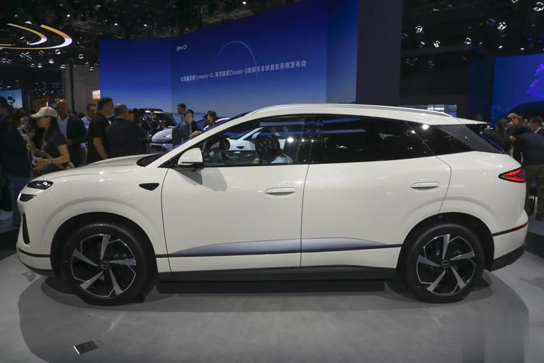 比亞迪5款新車齊發，仰望U8L領銜，全新方盒子SUV或成爆款