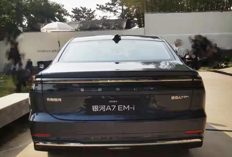 吉利銀河A7現身，車長超4米9，油耗“2字頭”，綜合續航超2100km