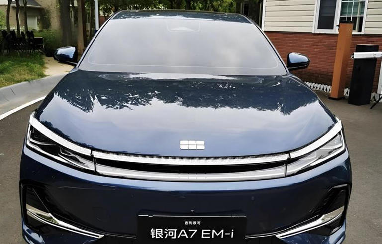 吉利銀河A7現身，車長超4米9，油耗“2字頭”，綜合續航超2100km