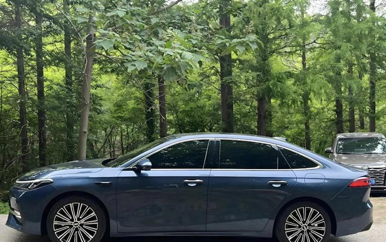 吉利銀河A7現身，車長超4米9，油耗“2字頭”，綜合續航超2100km