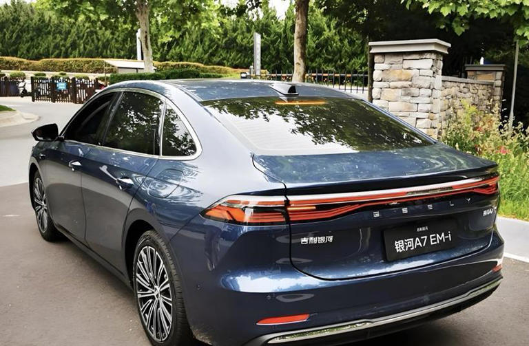 吉利銀河A7現身，車長超4米9，油耗“2字頭”，綜合續航超2100km